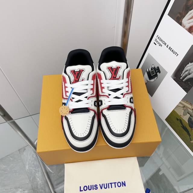 Lv-Trainer路易-威登 Pk市场一切版本 情侣款 走秀新款 篮球板鞋 代购品质 原版1：1开发复刻！！上脚非常舒适 做工精细 鞋面由意大利进口小牛皮拼接